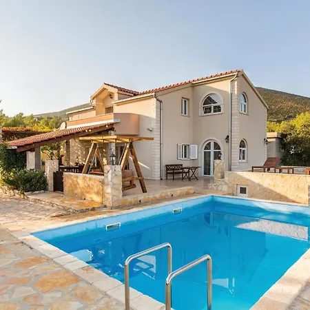 Casa de Férias Four-bedroom In Kaštel Novi