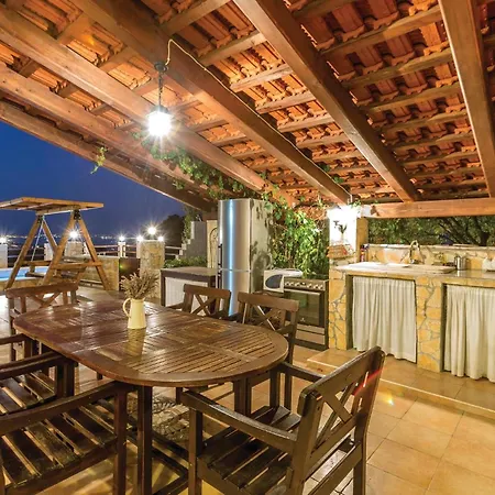 Vikendica Four-Bedroom Holiday Home In Kastel Novi