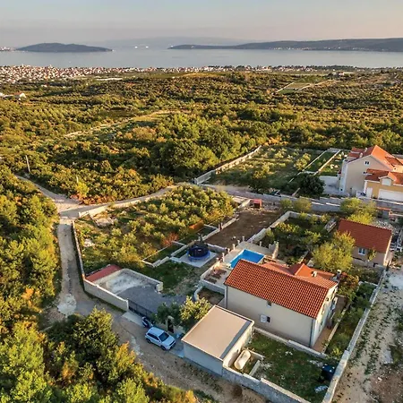 Vikendica Four-Bedroom Holiday Home In Kastel Novi *