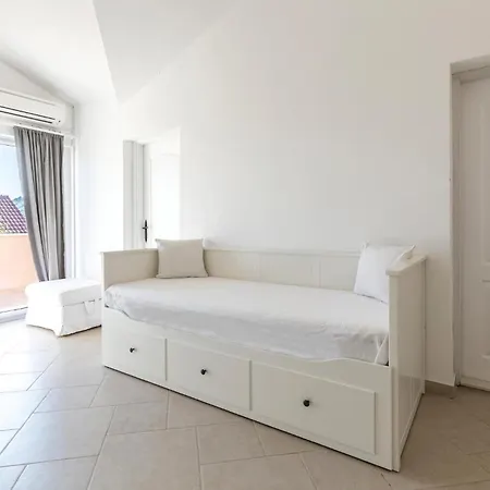 Vikendica Four-Bedroom Holiday Home In Kastel Novi