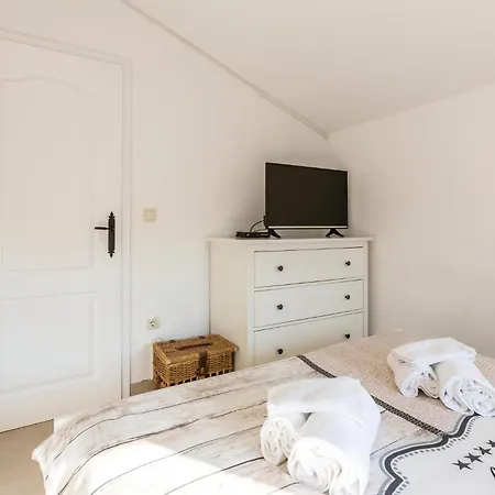 Four-Bedroom Holiday Home In Kastel Novi Vikendica *