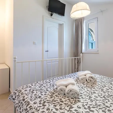 Four-Bedroom Holiday Home In Kastel Novi Vikendica *