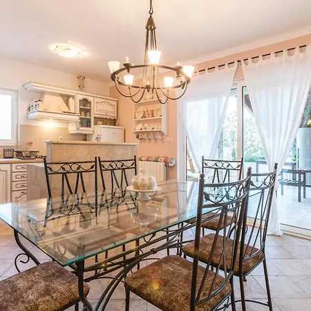 Vikendica Four-Bedroom Holiday Home In Kastel Novi Kastel Novi