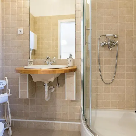 Vikendica Four-Bedroom Holiday Home In Kastel Novi *