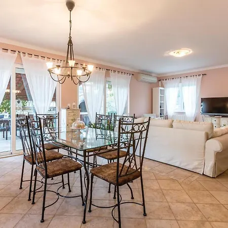 Vikendica Four-Bedroom Holiday Home In Kastel Novi Kastel Novi