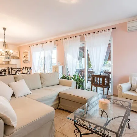 Four-Bedroom Holiday Home In Kastel Novi Vikendica